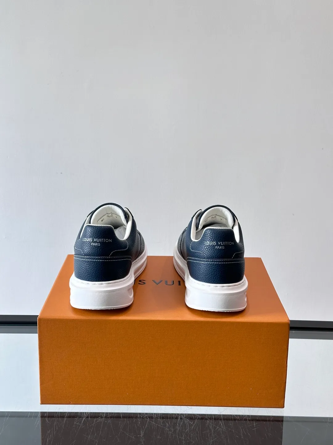 Men's men's shoes 💰p380 "＊OUIS ＊UITTO＊" casual sneakers, made of high-quality cowhide grain leather, with black laces, simple and high-end! LV Logo + classic Monogram lines on the side of the shoe, full of details✨. The rubber soles are wear-resistant and have strong traction, making them suitable for daily commuting and leisure. The shoe last fits the shape of the foot, making it comfortable to wear and not tiring after long walks. It is extremely versatile and can be easily worn with jeans or casual pants. It is a must-have item for men's fashion! 🖤 ​​size：38-44